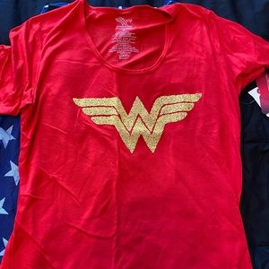 NWT ladies junior size XL wonder women tee with cape!!